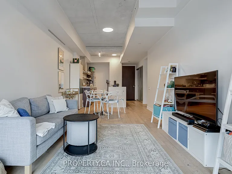560 King St W #1111 — Photo 4