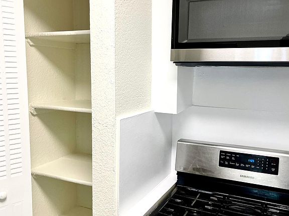 3rd image of 1300 W 47th Pl APT 224