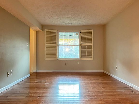 3rd image of 13822 Baywood Ct