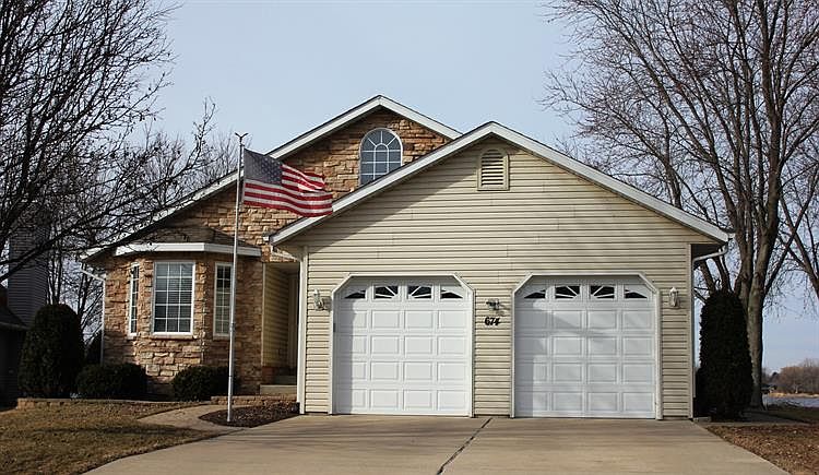 1st image of 674 Candlewick Dr NE