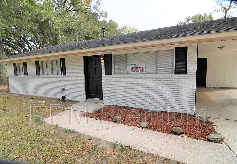 2424 Toledo St — Photo 2