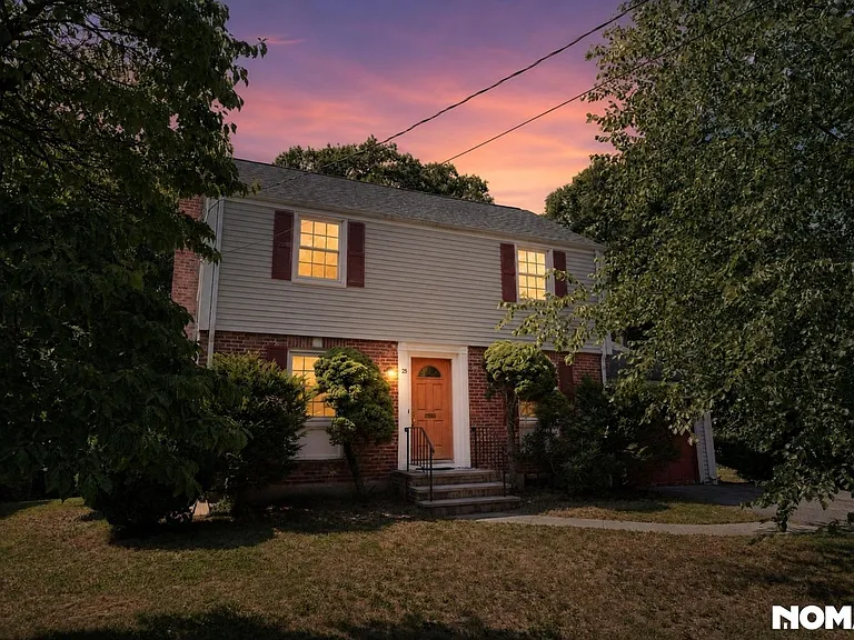 25 Surrey Ln — Photo 1