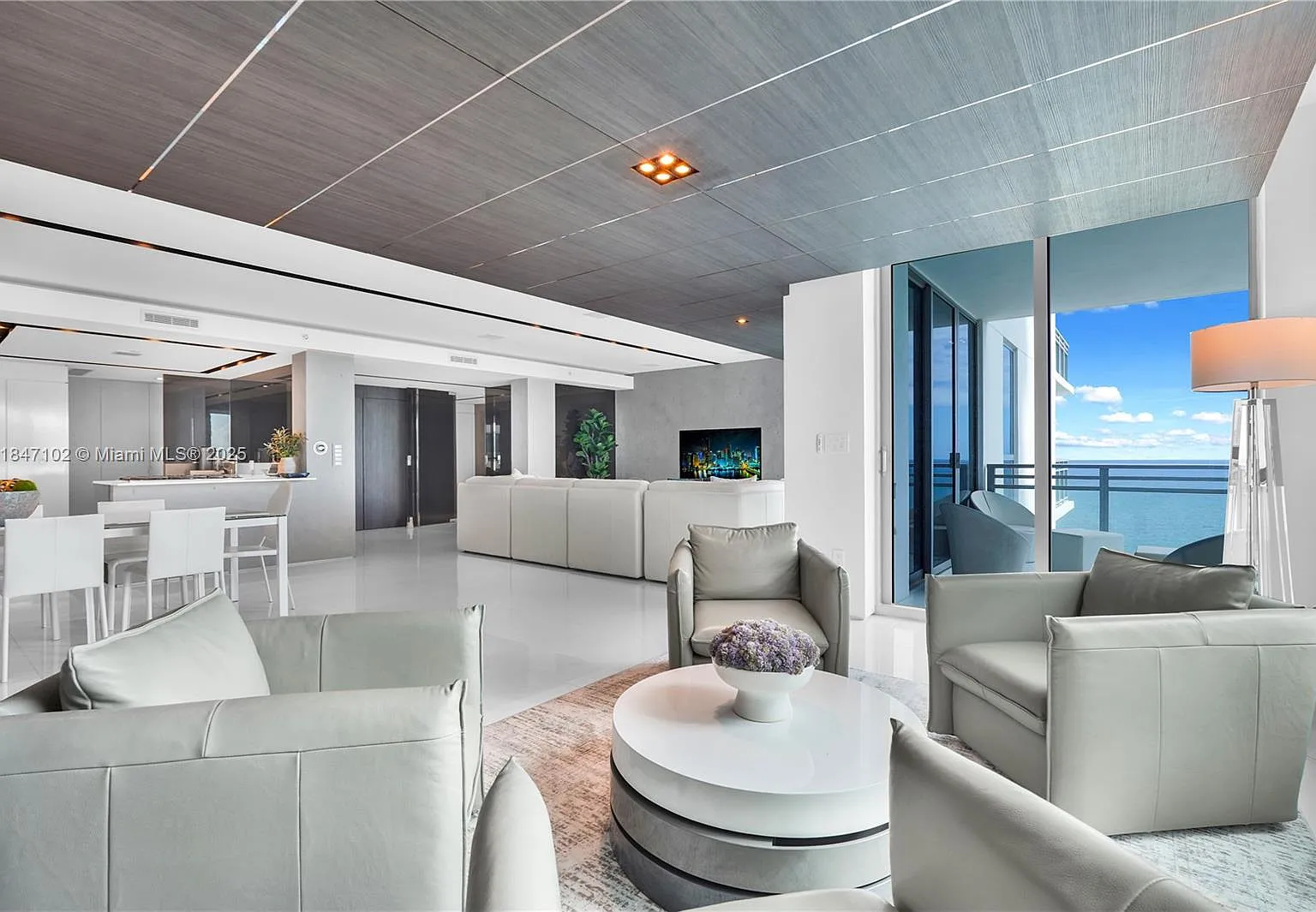 Diplomat Residences — Photo 3