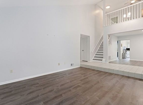 3rd image of 28 Eton Ct #1