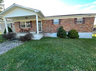 131 Pine Pl, Mount Hope, WV 25880