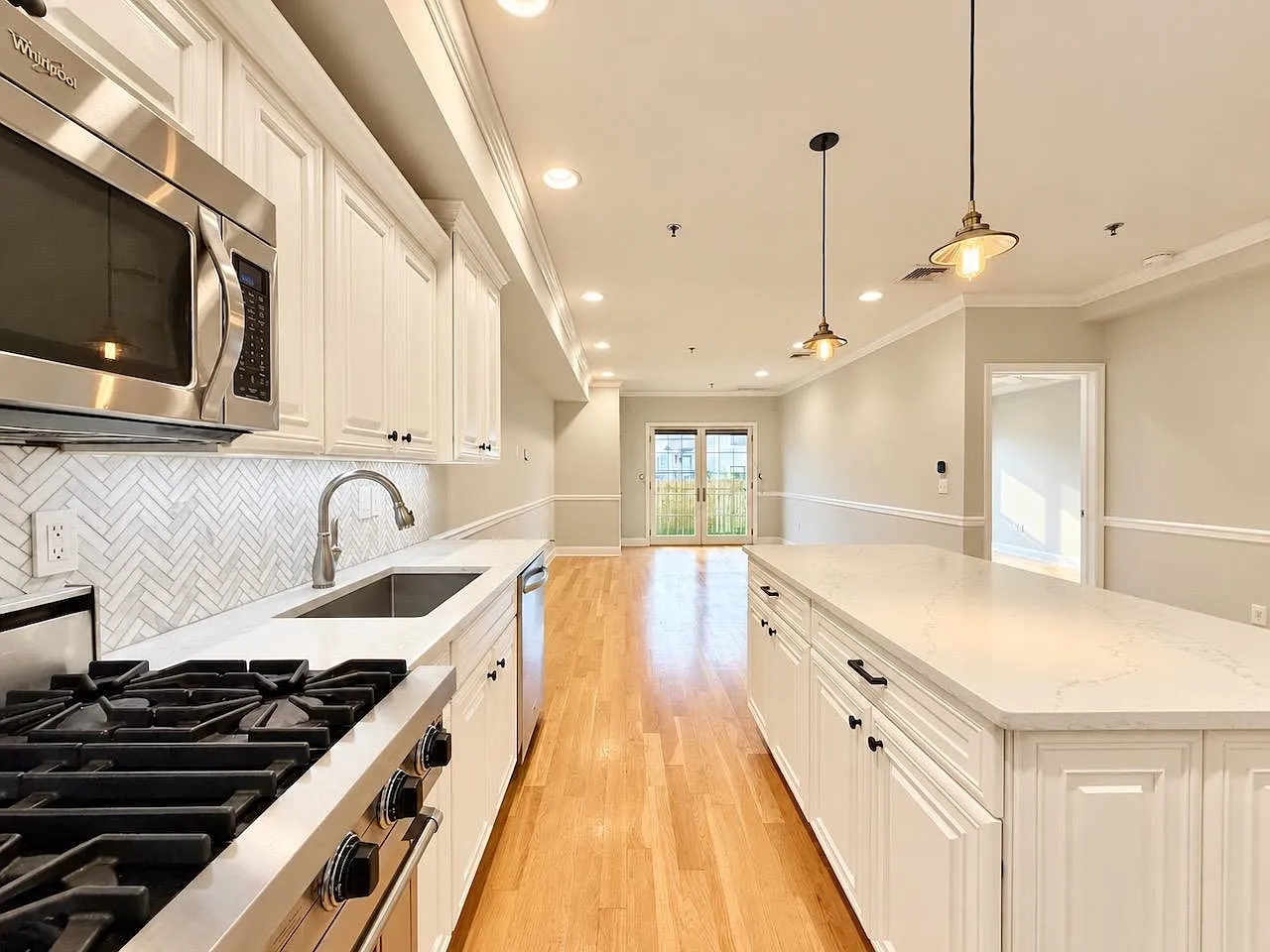 3 bed, 2.0 bath, 1400 sqft, $5,500 — Photo 4