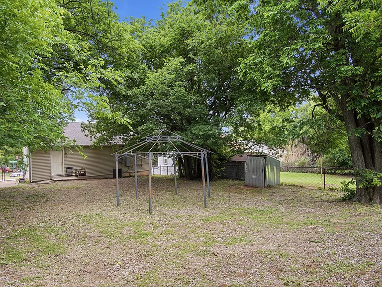 1305 Bellevidere Dr — Photo 23