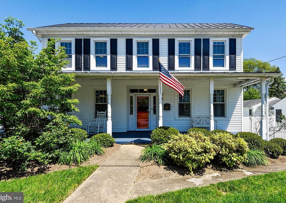 Covered Front Porch at 118 Catoctin Circle