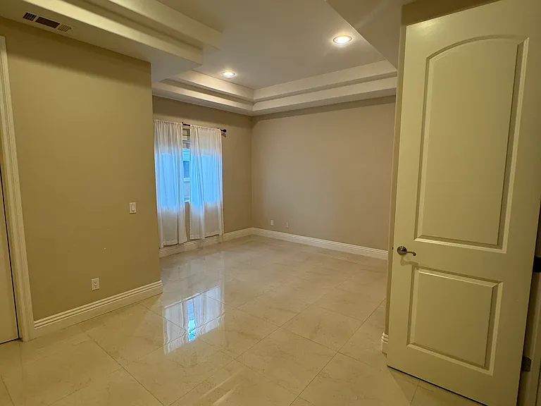1190 Laguna Dr — Photo 2