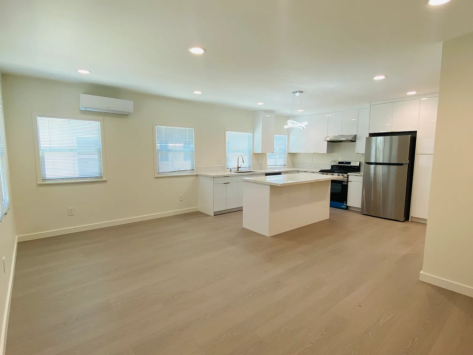 2 bed, 1000 sqft, $3,150 — Photo 3