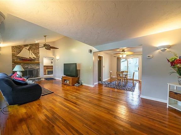 2nd image of 2102 Garden Dr