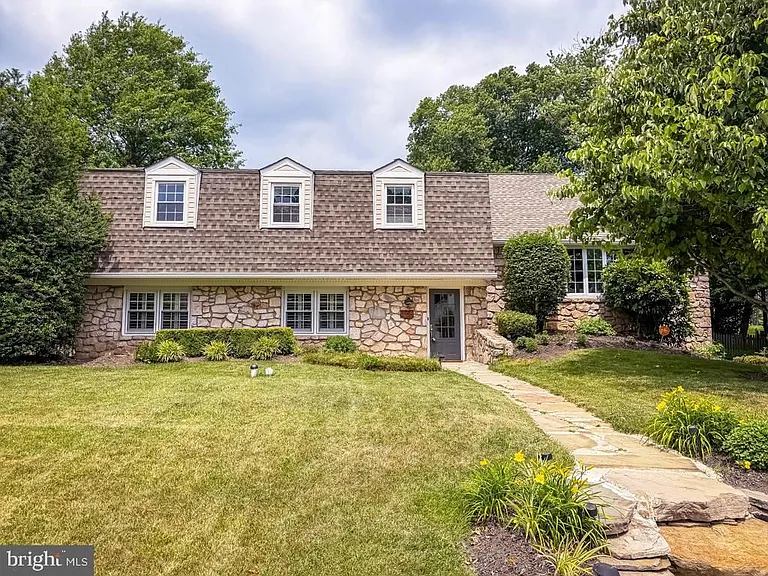 1168 Temple Dr — Photo 1