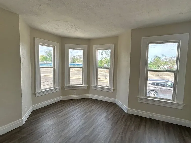 1121 Riverside Dr — Photo 3