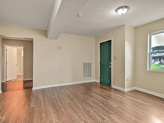 3rd image of 2609 Bloomingdale Rd