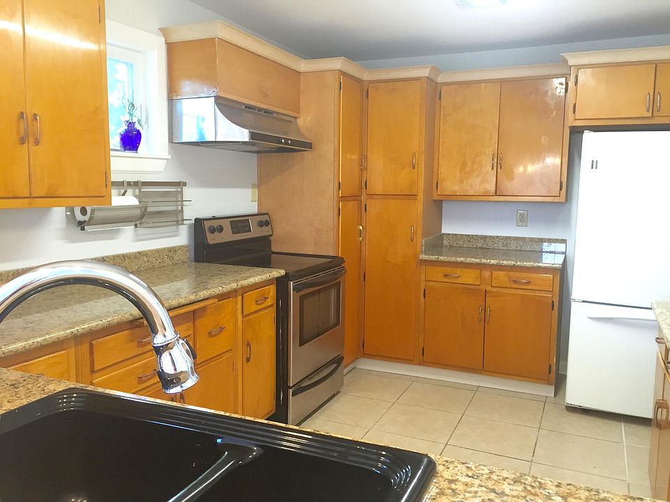 Large Kitchen solid wood cabinets, granite countertops, tons