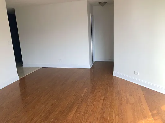 Rented by Metropolis Real Estate of Manhattan | media 11