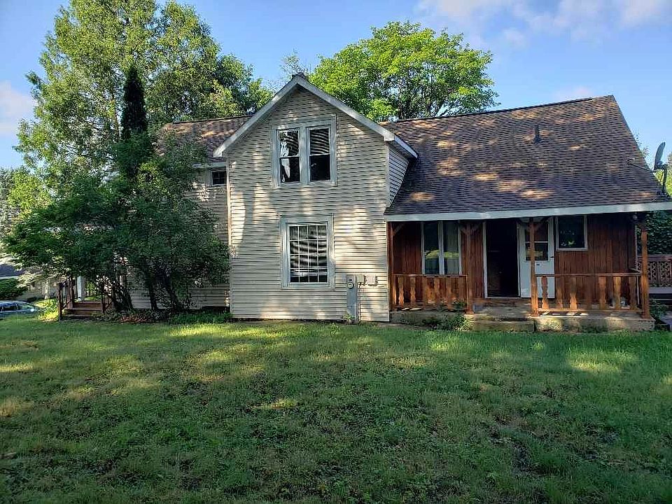 1st image of 820 E B St
