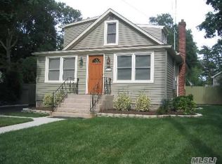 19 Sycamore Rd, Rocky Point, NY 11778