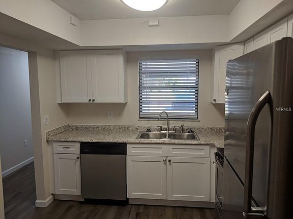 4th image of 1724 Lakeside Dr