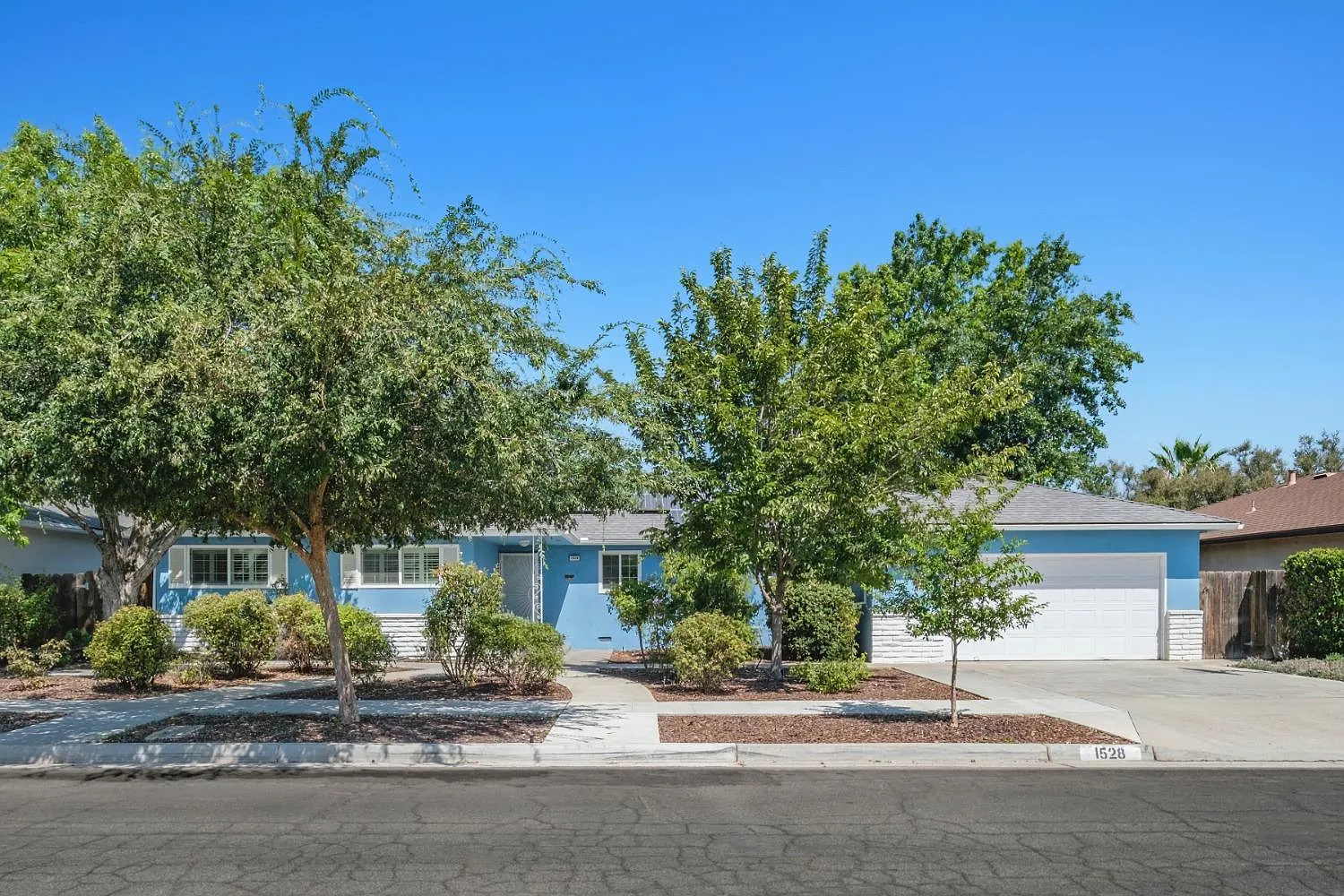 1528 E Escalon Ave photo 1