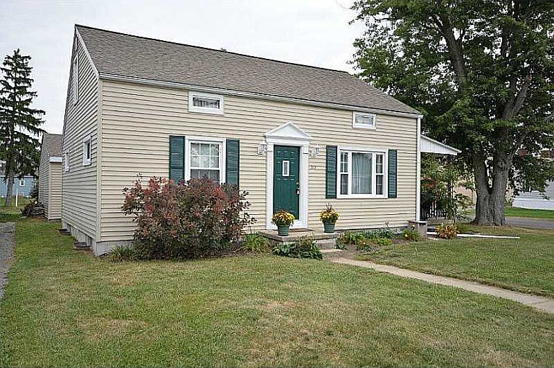 1st image of 511 E High St