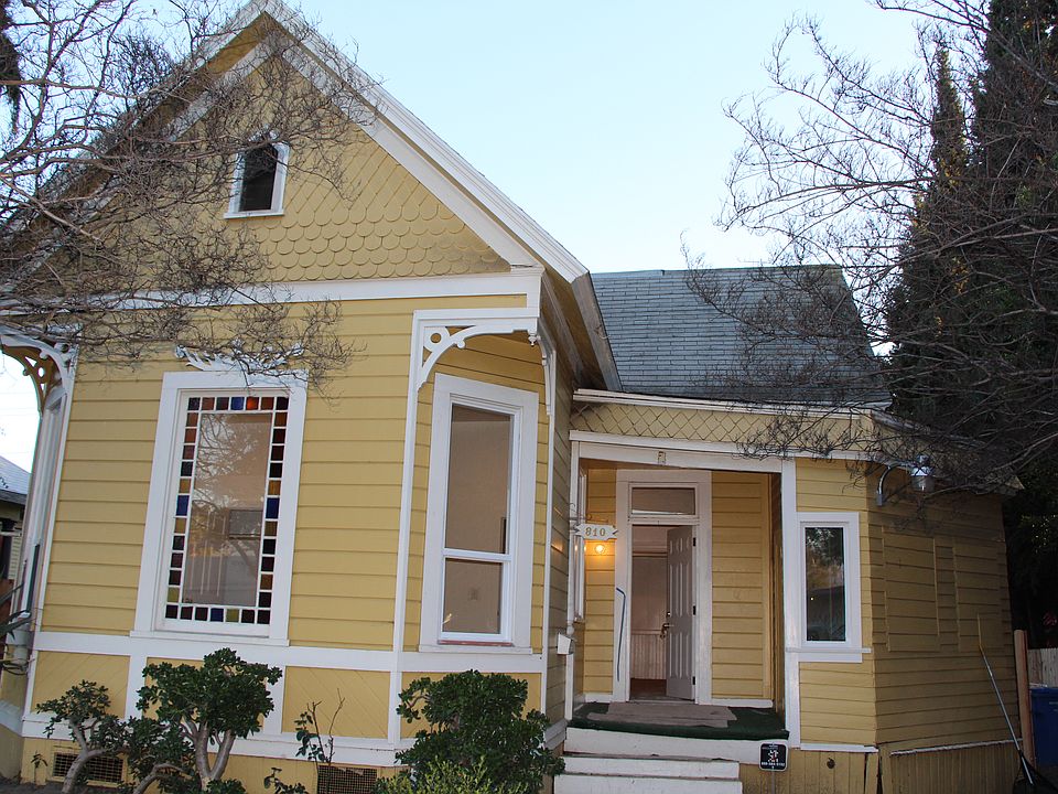 1st image of 810 E 2nd St
