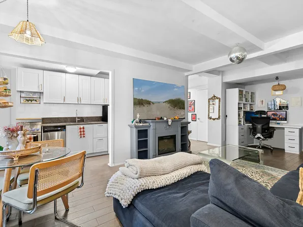 325 East 41st Street image 1 of 8