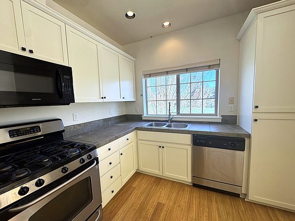 4th image of 628 NE Adwick Dr