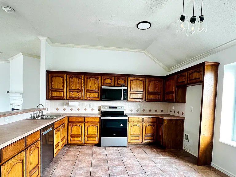 1468 Mayflower Ln — Photo 3