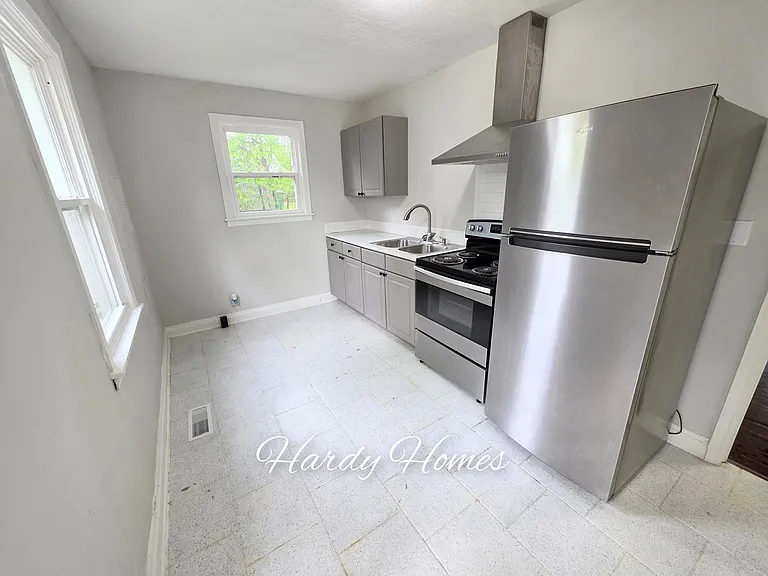 303 E 6th St #C — Photo 4