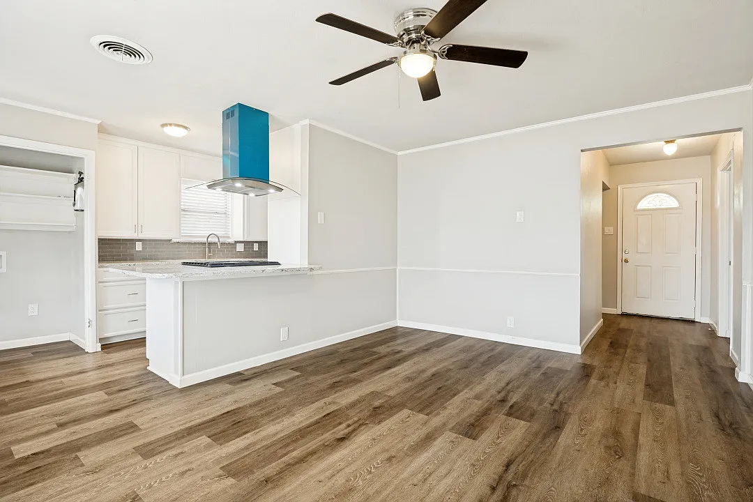 3 bed, 1370 sqft, $2,450 — Photo 3