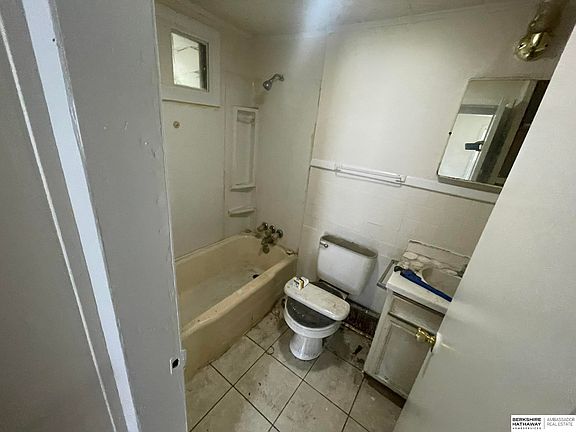 5th image of 4048 Curtis Ave