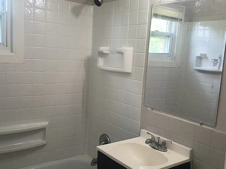 327 Viking St — Photo 4