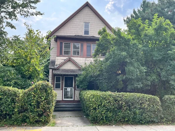 67 Manhattan St, Springfield, MA 01109