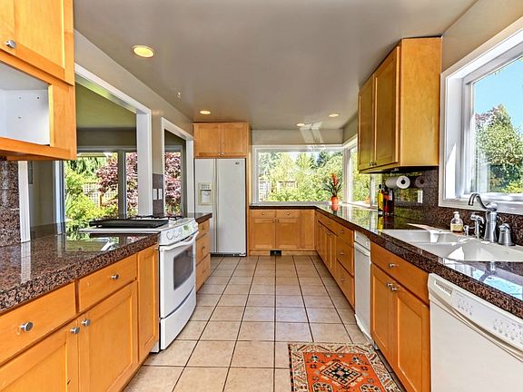 5th image of 315 NW 193rd Ct
