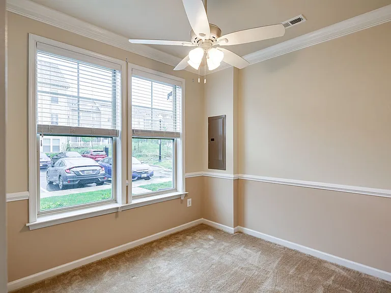 833 Jarrett Ln — Photo 6