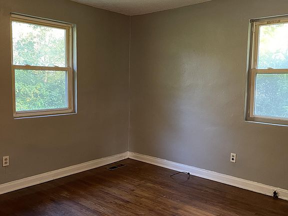 5th image of 553 Arlington Ave