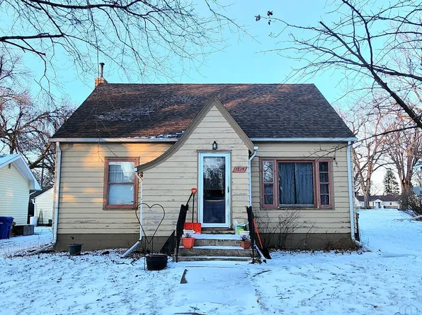 1219 3rd St, Hull, IA 51239