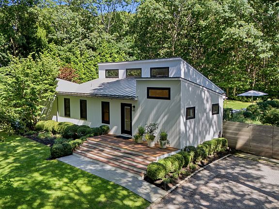 2nd image of 12 Surrey Ct