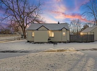 943 Premont Ave, Waterford, MI 48328