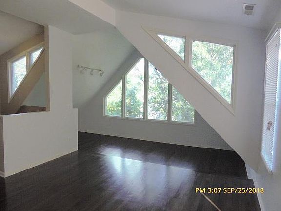 4th image of 3848 N Janssen Ave #3F