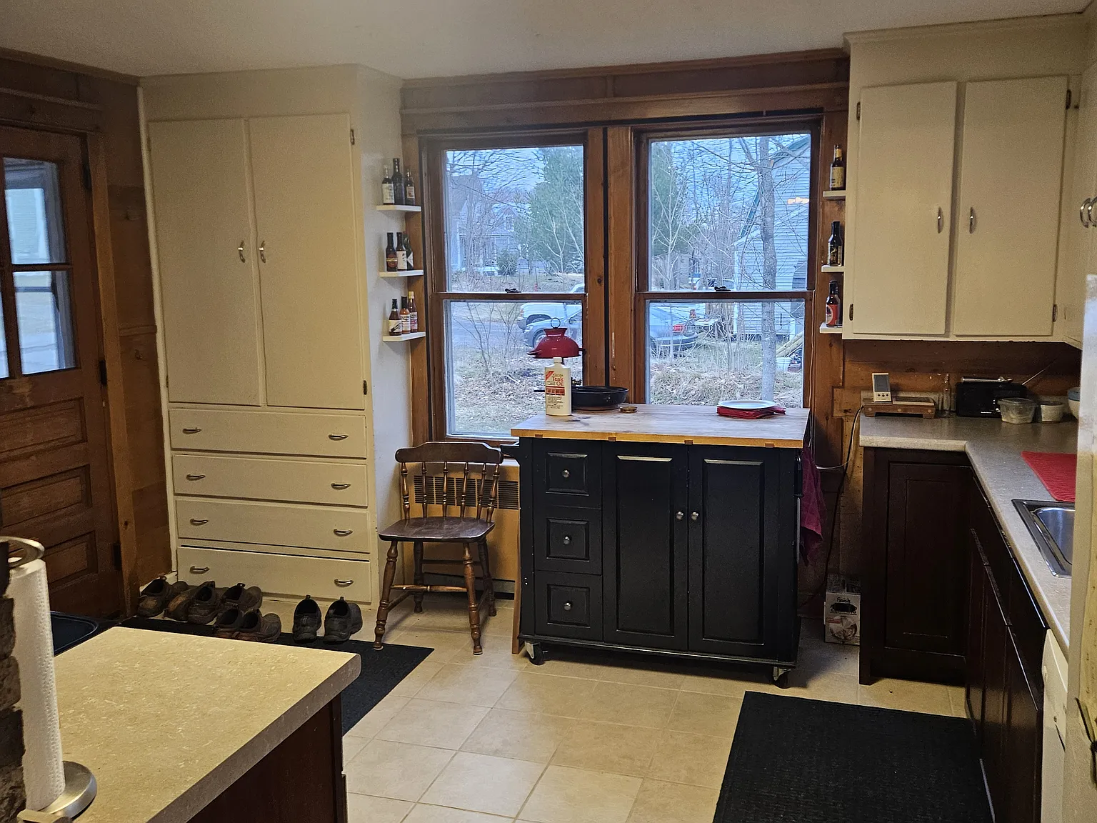 3 bed, 1.5 bath, 1200 sqft, $1,600 — Photo 3