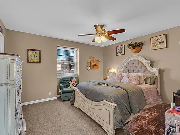 Large Main Bedroom with walk-in closet.
*Space is not furnished. Pics are for design inspiration only.