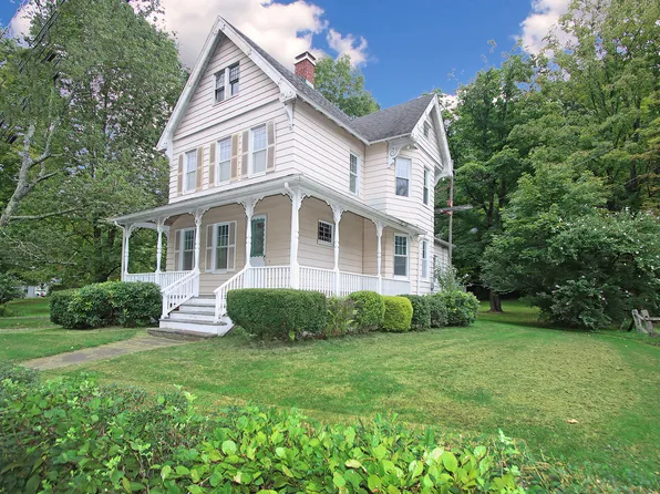 16 Glen Road, Newtown, CT 06482