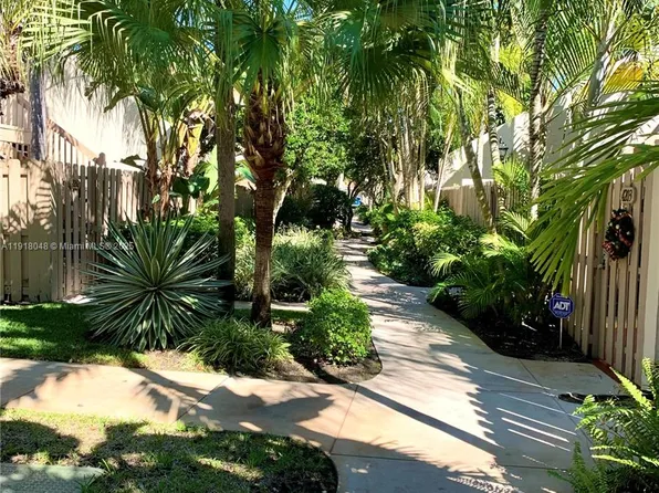 614 Executive Center Dr APT 104, West Palm Beach, FL 33401