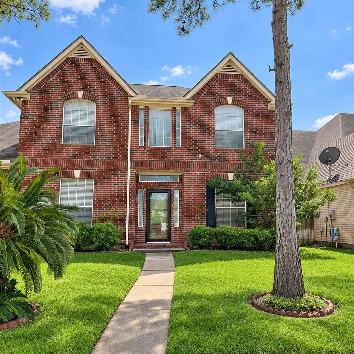 5 bed, 4.0 bath, 3572 sqft, $3,000 — Photo 2