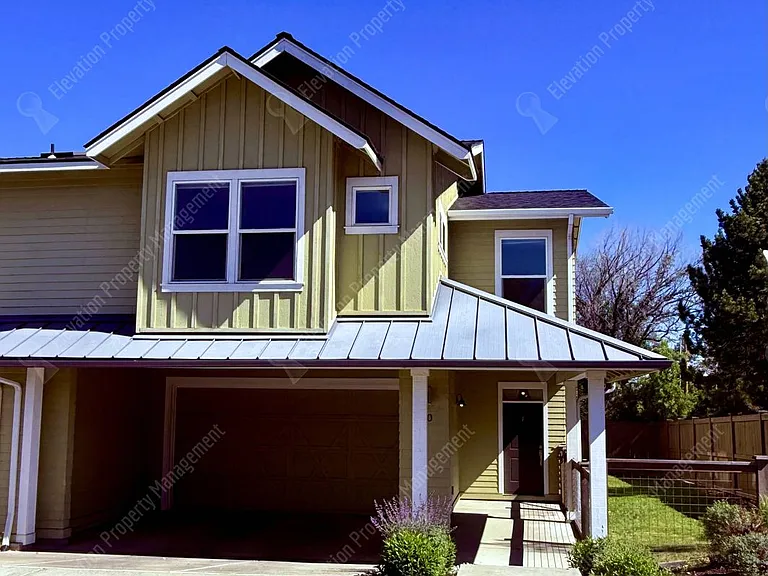 790 NE Isabella Ln — Photo 1
