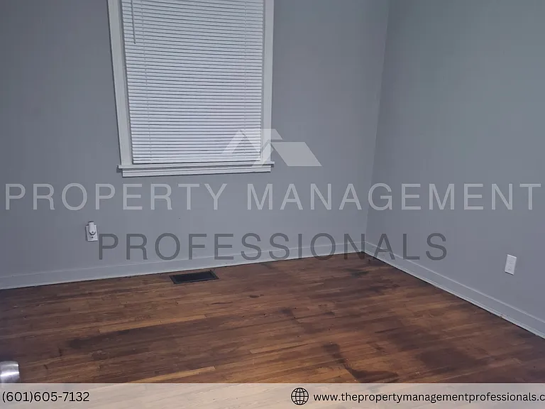 348 Colonial Dr — Photo 3