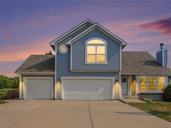 1408 196th Ct, Smithville, MO 64089