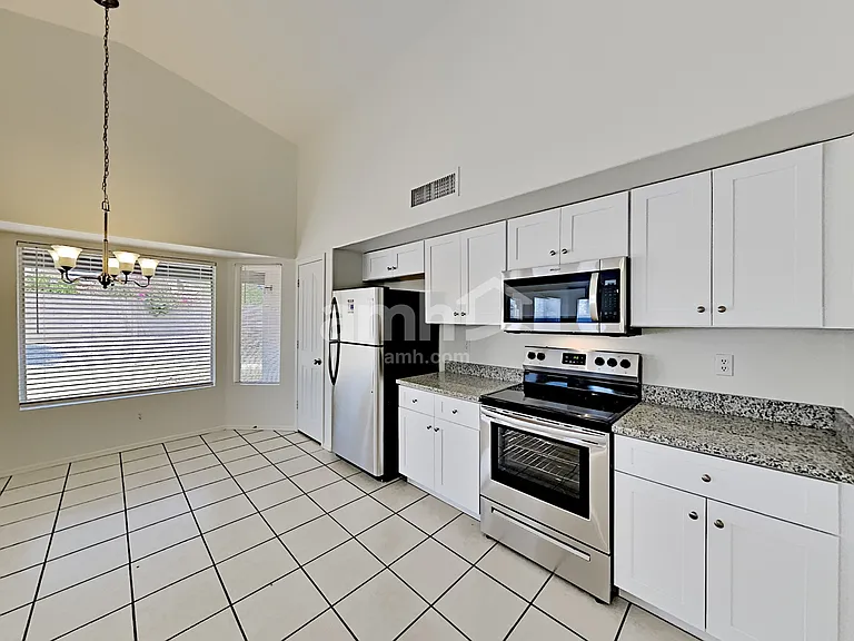 12554 W Holly St — Photo 4